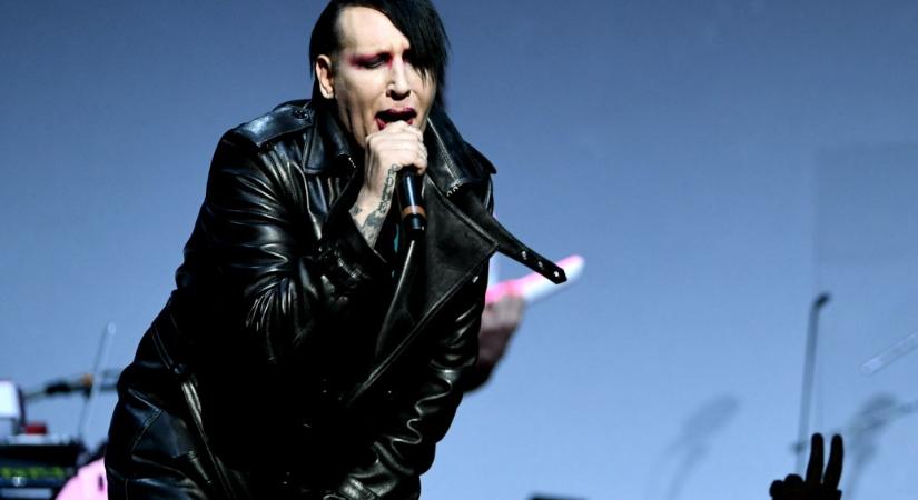Beperelte Marilyn Mansont a volt barátnője, azt állítja, a zenész megerőszakolta és fejszével kergette őt