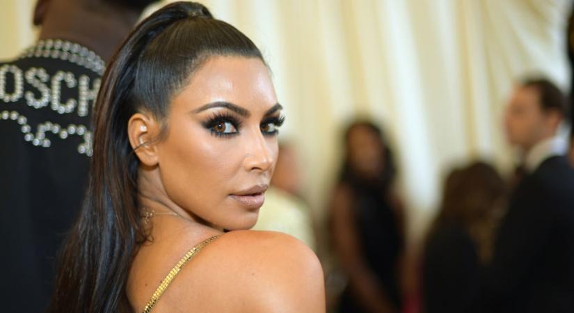 Te jó ég, mi történt Kim Kardashian külsejével?