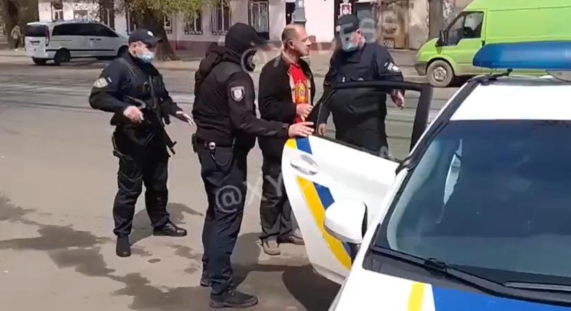 Kommunista jelképeket viselő férfit vettek őrizetbe Odesszában, a városban egyelőre nyugalom van