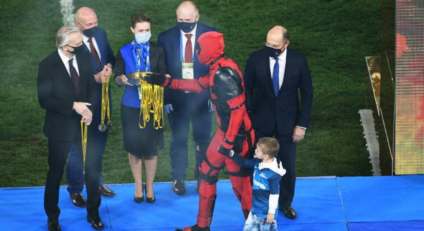 Képregényhősnek öltözve vette át az aranyérmét egy orosz focista