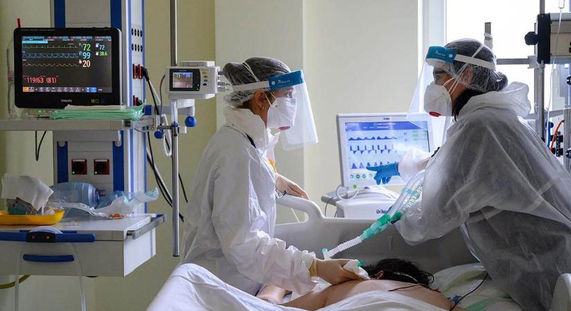 Koronavírus: 4872 beteget ápolnak kórházban, 572-en vannak lélegeztetőgépen