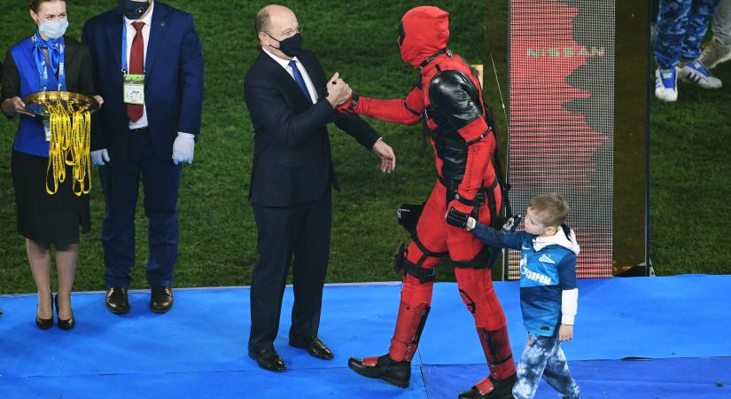 A Zenit sztárja képregényhősnek öltözve vette át az aranyérmet - videó