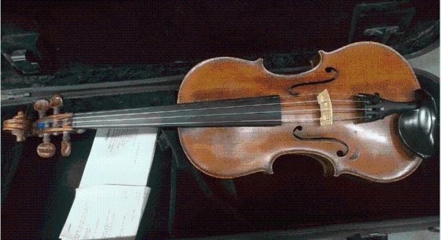 120 éves hegedűt foglaltak le a vámosok Csapnál