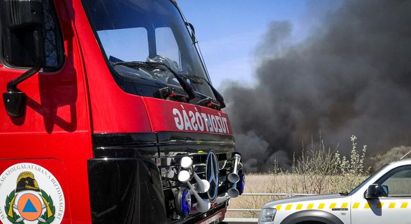 Lángolt egy autó az M5-ös autópályán Kisteleknél