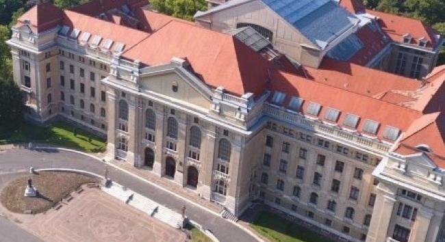 Debrecenben gyorsítópályára került az egyetem - így a kormánybiztos