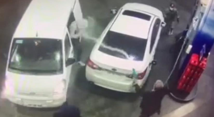 Tankolás közben akarták ellopni az autóját, a töltőpisztoly lett az önvédelmi fegyver