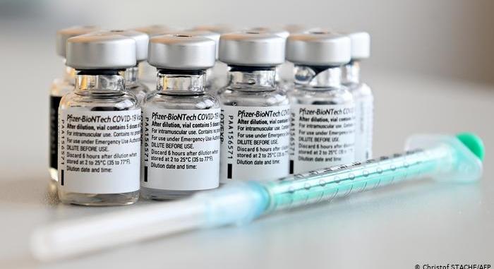 Megkezdték a Pfizer-vakcina használatának vizsgálatát a 12–15 éves korosztálynál