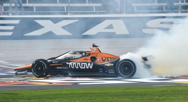 Tömegbaleset és McLaren győzelem az IndyCar texasi hétvégéjén