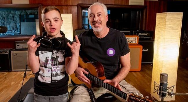 Cuki videó: Hajós András és Gyurci, a Down-szindrómás fiú közös dalt adott ki