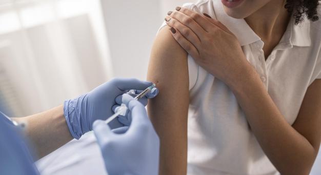 Egy adag vakcina felére is csökkentheti a fertőzés továbbadásának esélyét