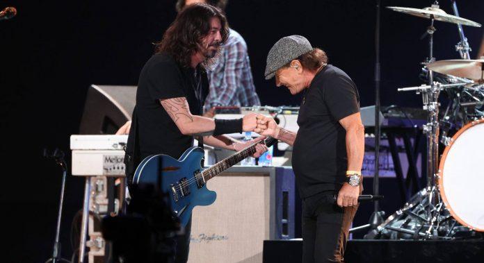 A Foo Fighters-szel adta elő az AC/DC klasszikusát Brian Johnson