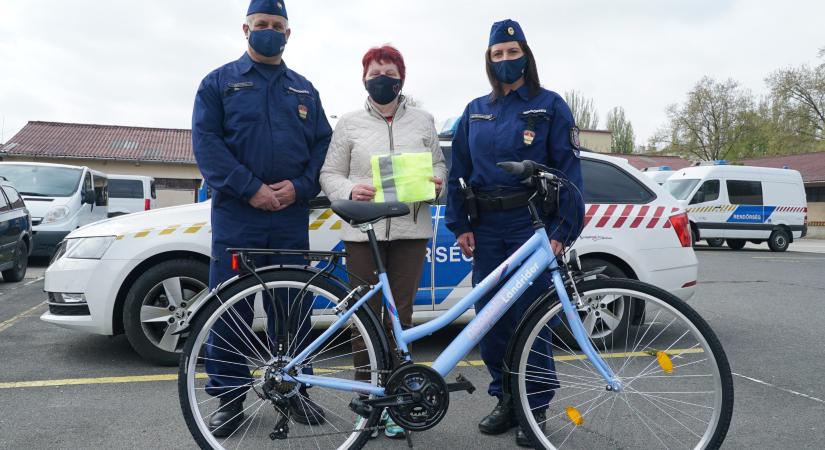 Csornára vihették haza a KRESZ-totó nyereményét, egy Csepel kerékpárt – videó
