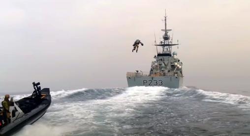 Videó: Jetpackkel repült egy hajóra egy brit katona