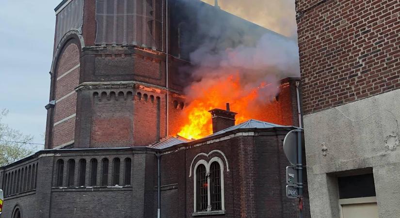 Tűz pusztított egy franciaországi katolikus templomban