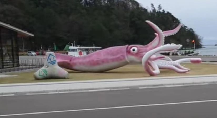 Gigantikus rózsaszín tintahalszobortól várja a turizmus fellendülését egy japán halászváros