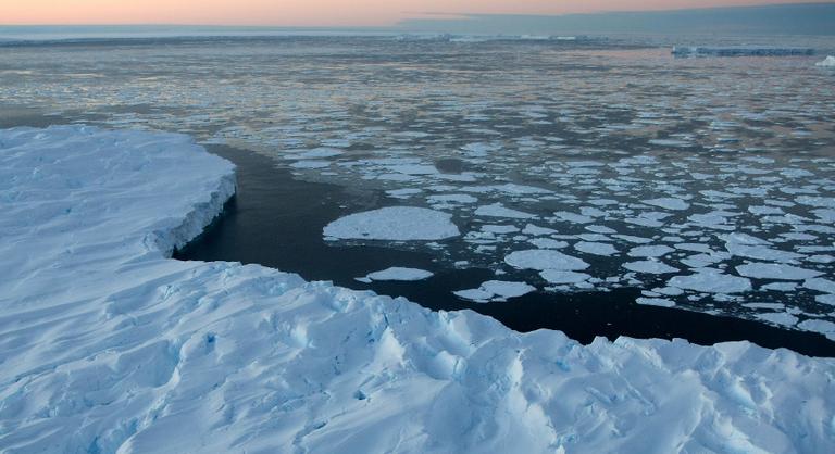 Olvad az antarktiszi jég, az évszázad végére 20 centivel emelkedhet a tengerszint