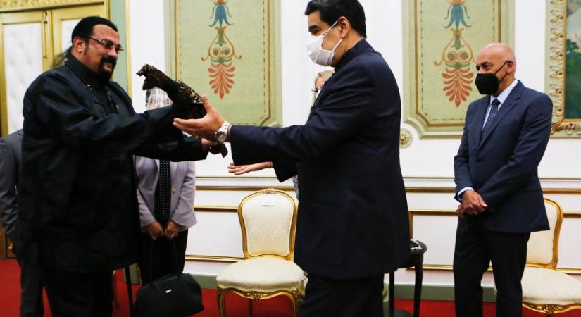 Steven Seagal szamurájkardot ajándékozott a venezuelai elnöknek