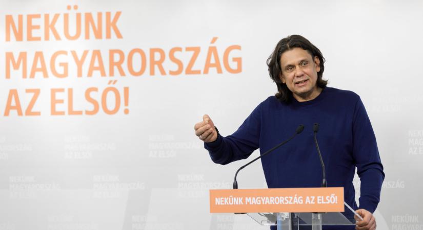 Baloldali politikai aktivista kezében a magyar jogállamisági jelentés
