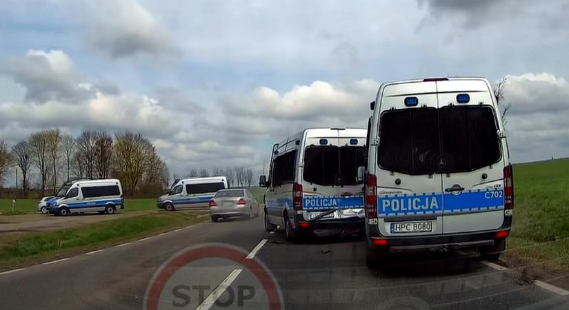 Három rendőrautó ütközött össze Lengyelországban, mert nem tartották a követési távolságot