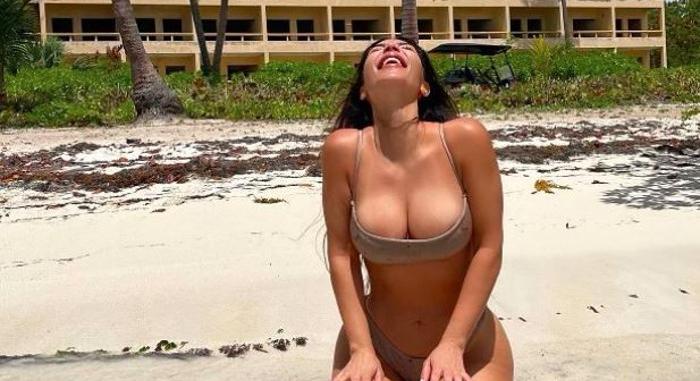 Kim Kardashian bikinialsója alig takarja a szeméremajkait - Fotó (18+)