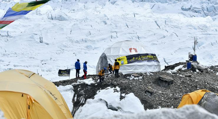 Vészhelyzet a Himaláján: Tele van koronavírus-fertőzöttel az Everest alaptábora