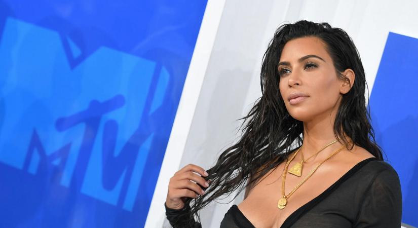 Kim Kardashian tagadja, hogy lopott antik római szobrot vásárolt volna