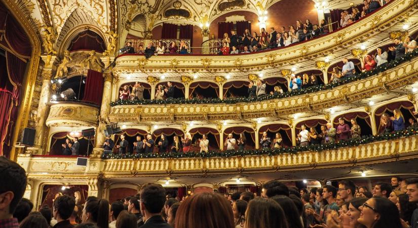Beoltott közönségnek tartanak tesztbált a kolozsvári operaházban