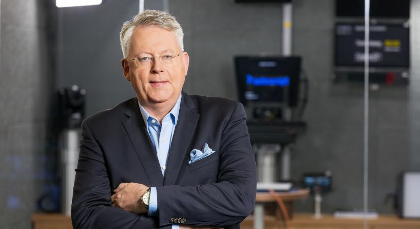 „Óriási nyomás helyeződik a magyar médiavállalatokra” – Exkluzív interjú Peter Limbourggal, a Deutsche Welle főigazgatójával
