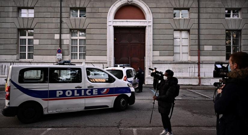 Franciaországban a nyílt utcán gyújtotta fel a feleségét egy férfi