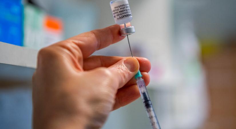 Már az első Pfizer és AstraZeneca-vakcina is csaknem felére csökkentheti a vírus továbbadásának kockázatát