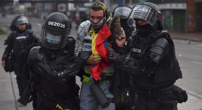 Kolumbiai tüntetők tombolnak a Parlamentben, összecsaptak a rendőrökkel