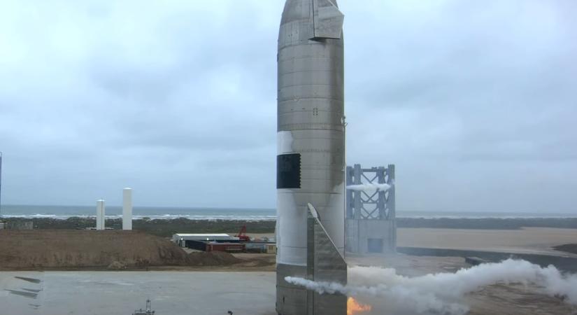Nagy lépés mindenkinek: végre nem robbant fel, hanem sikeresen landolt Elon Musk Mars-rakétája