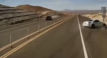 Videó: Félelmetes borulást úszott meg ép bőrrel egy Nissan 350Z sofőre