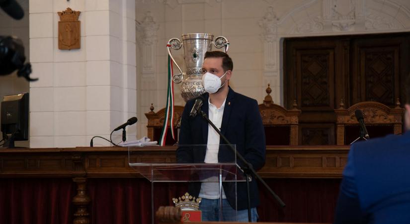 Sérelmezi az ex-jobbikos képviselő, hogy nem engedték be a városházára, amíg az Újpest kupagyőzelmét ünnepelték