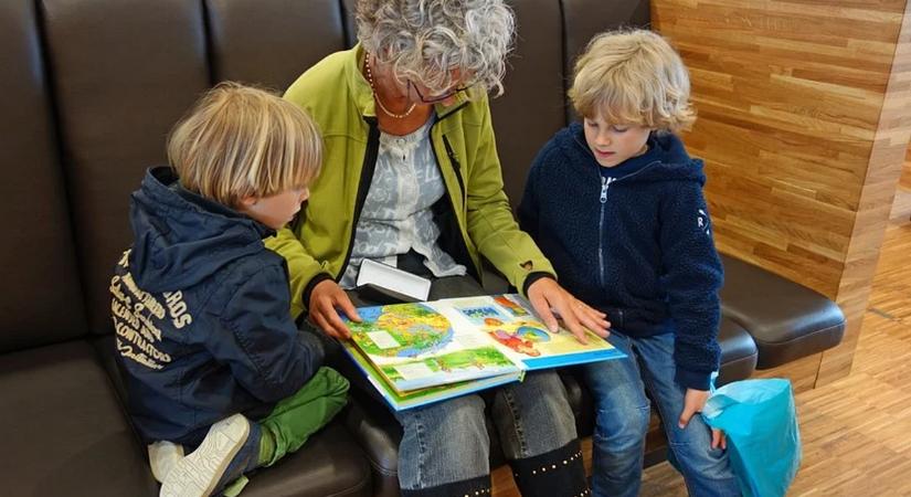 Kölcsönözz könyvtári nagymamát! – aranyos akcióval állt elő a tapolcai Wass Albert Könyvtár és Múzeum