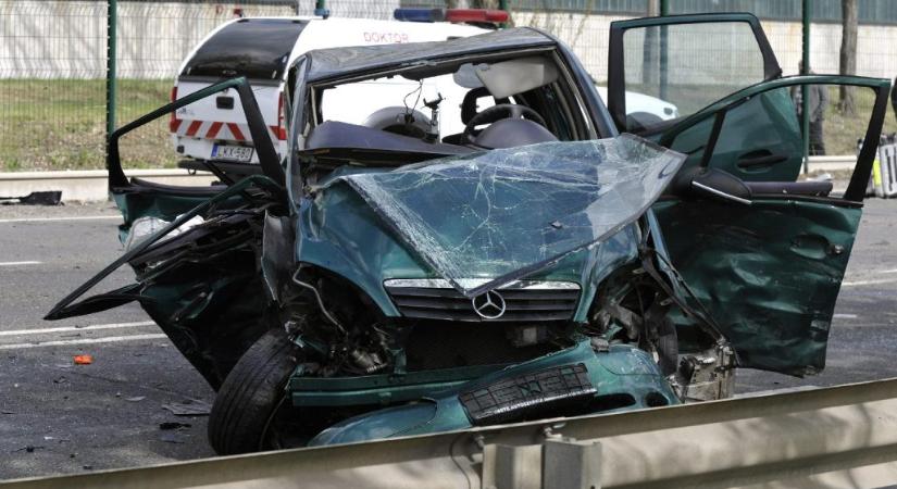 Baleset a Ferihegyi repülőtérre vezető úton: egy halott, sebesültek