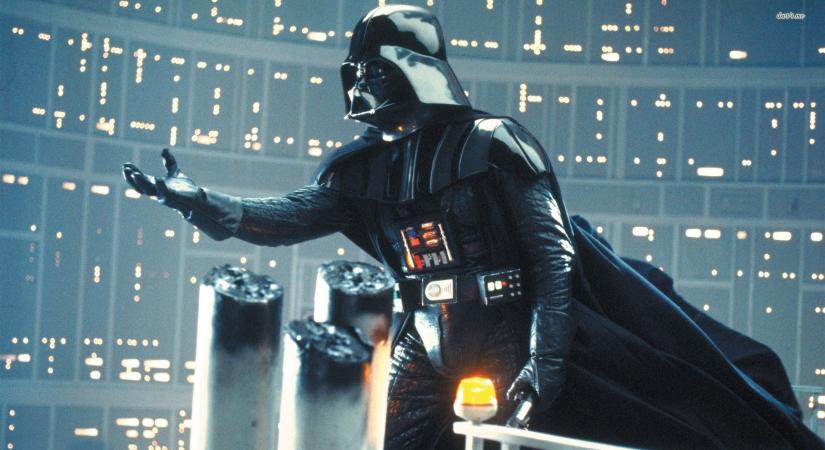 A Star Wars-nap kapcsán felbukkant egy régi kép rajta a Darth Vadernek öltözött Spielberggel: Azért örülünk, hogy nem övé lett a szerep!