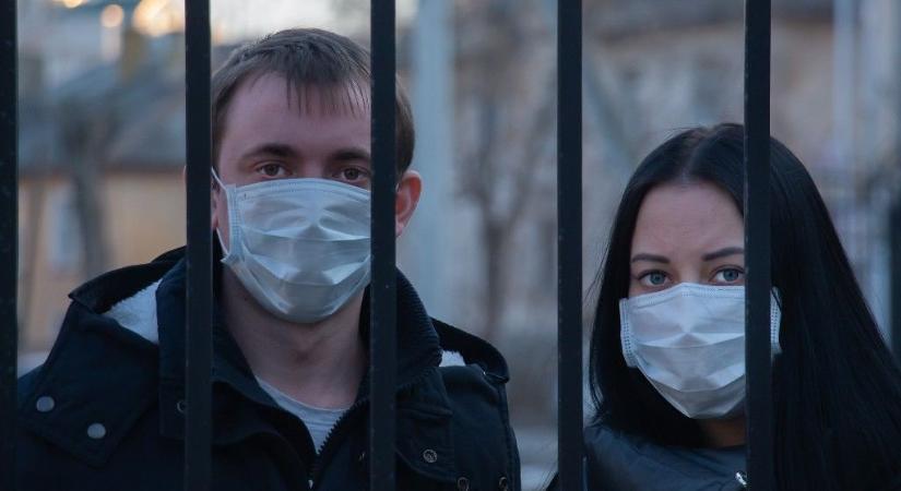 2000 eurós büntetést kapott két magyar, mert nem hordtak maszkot a repülőn