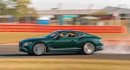 Ha valakinek az volt a baja, hogy Bentleyvel nem lehet driftelni, a Continental GT Speed ezt megoldja