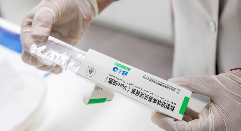Hadházy szerint "bűnt" követ el a kormány, egyre több a kérdés a Sinopharm vakcina körül