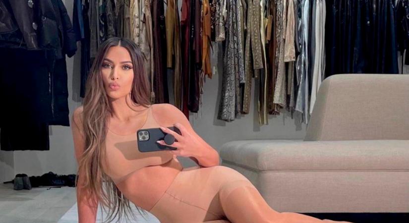 Szinte semmit nem takaró, szexi fürdőruhában edz Kim Kardashian