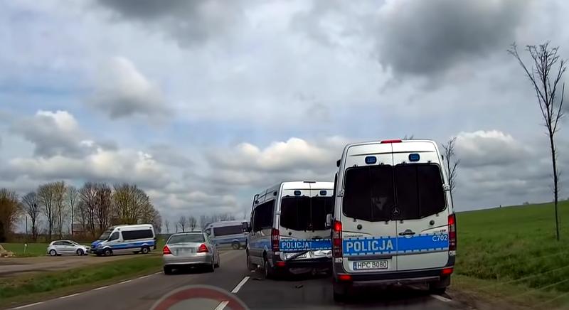Konvojban haladó rendőrök csattantak össze Lengyelországban