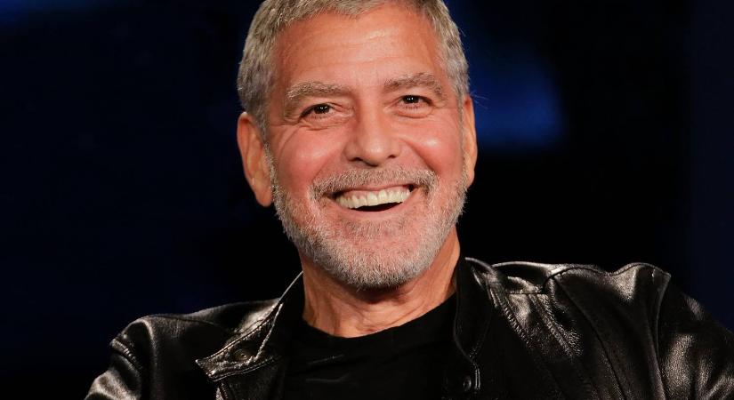 George Clooney Brad Pitt-rajongóként csinál hülyét magából, hogy pénzt gyűjtsön
