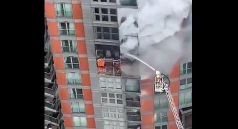 Kigyulladt egy londoni toronyház, több mint 100 tűzoltó van a helyszínen - videó