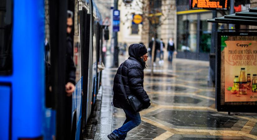 Hétfőtől az első ajtókon is fel lehet szállni a budapesti buszokra