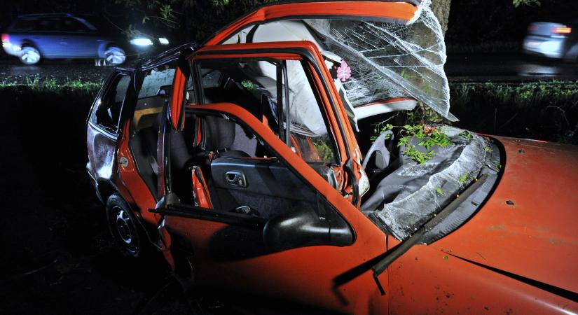 Fának rohant egy autó Kiskunhalas közelében, ketten súlyosan megsérültek