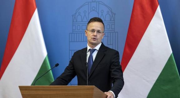 Szijjártó: 1,2 millió adag Sinopharm érkezett Magyarországra