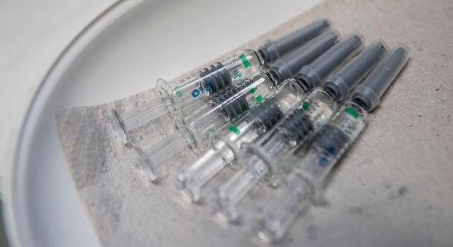 Az eddigi legnagyobb szállítmány érkezett: ebből a vakcinából ma 1,2 millió adag landolt Magyarországon
