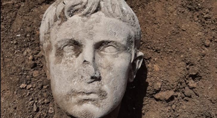 Róma első császárának kétezer éves márványfőjére bukkantak Olaszországban