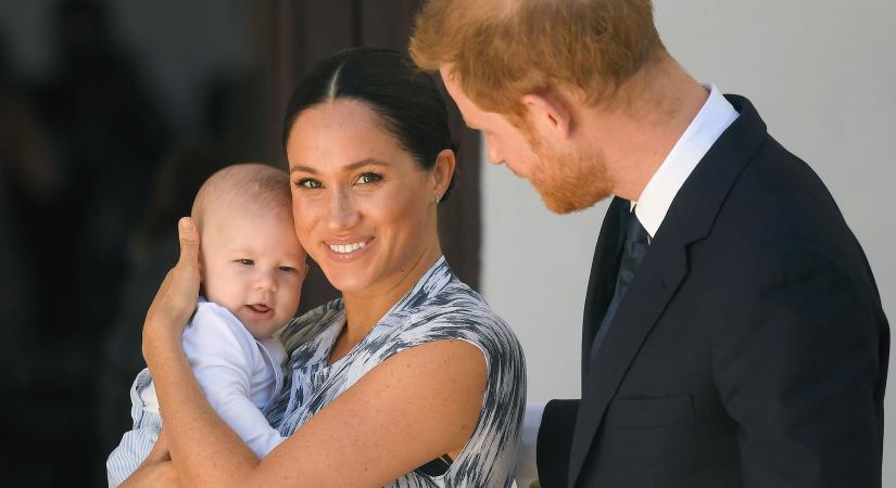 Megviseli a brit királyi családot, hogy nem láthatják a kis Archie-t
